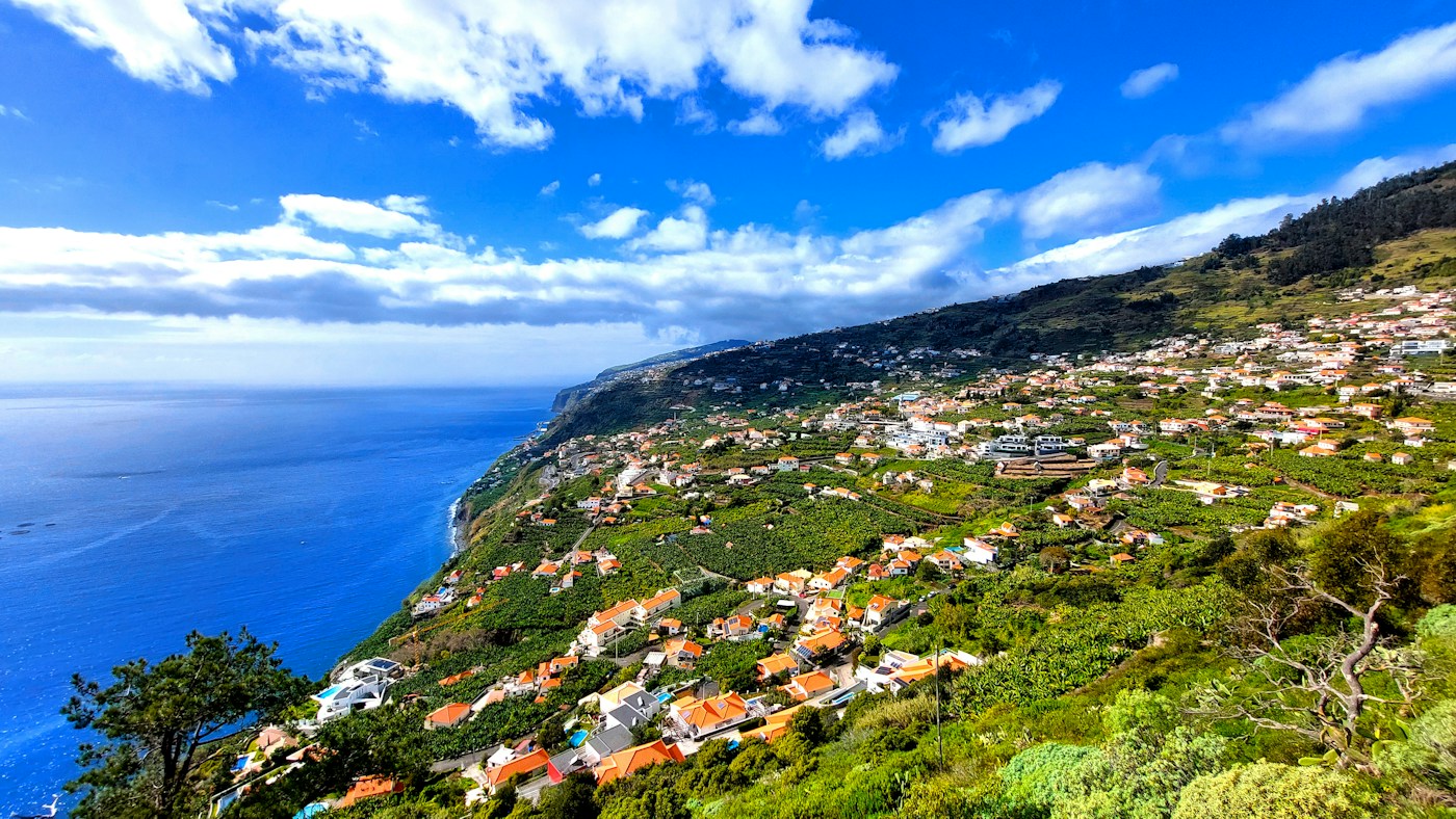 Casas e encosta do Arco da Calheta, na Madeira