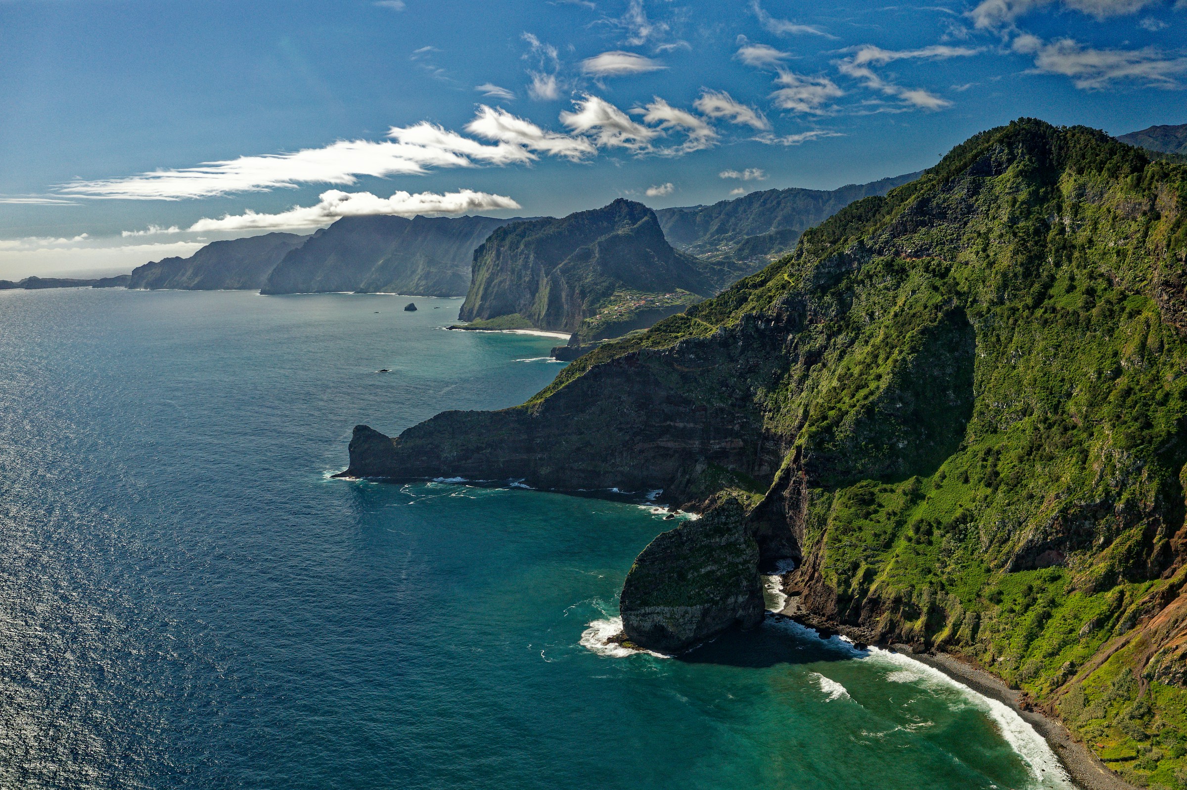 Costa da ilha da Madeira junto ao oceano Atlântico